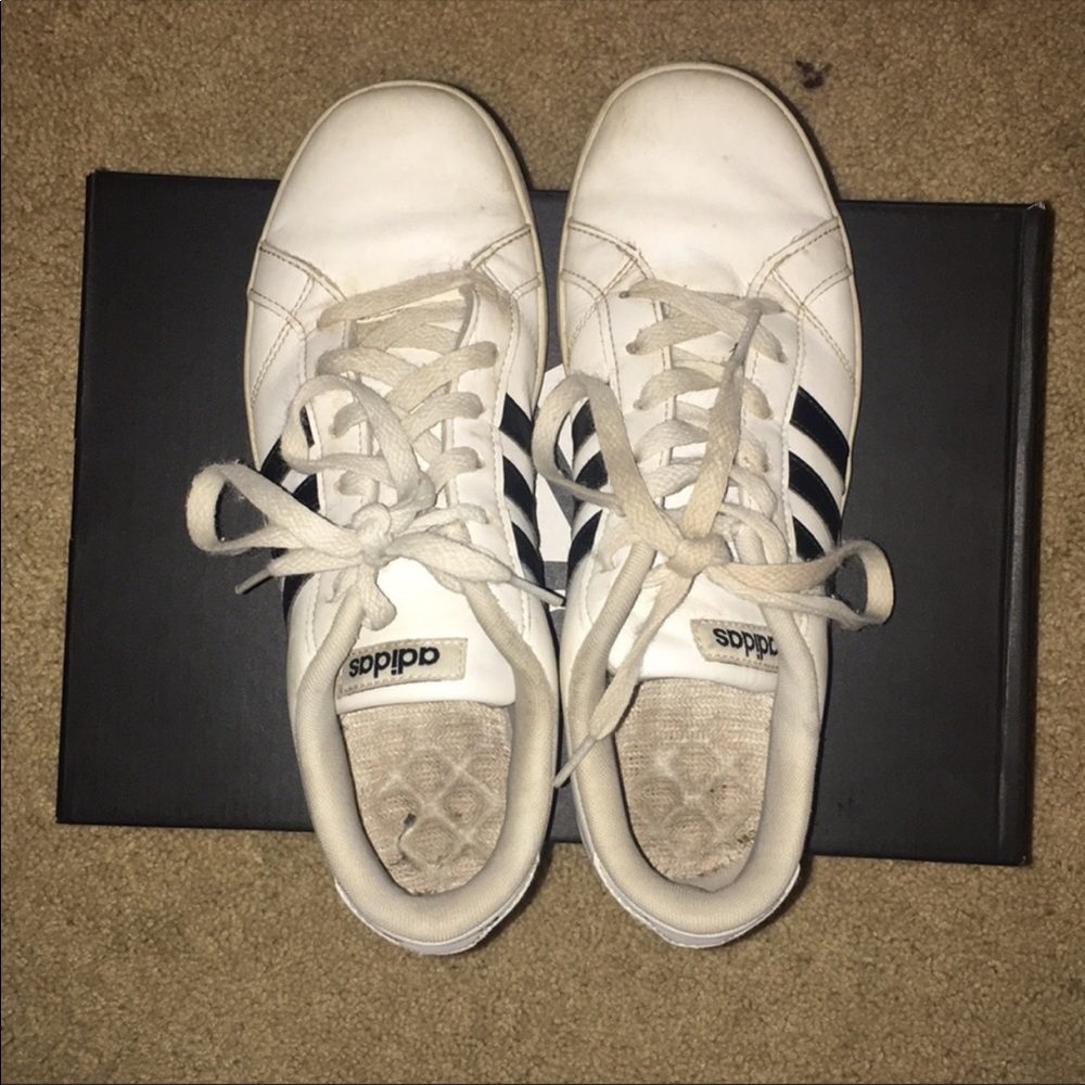 CLASSIC ADIDAS SNEAKERS